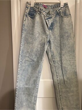 Edikted Asymmetrical Jeans Light Acid Wash Jeans - Light Blue